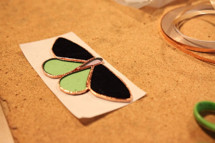 Vitrail Tiffany papillon serti