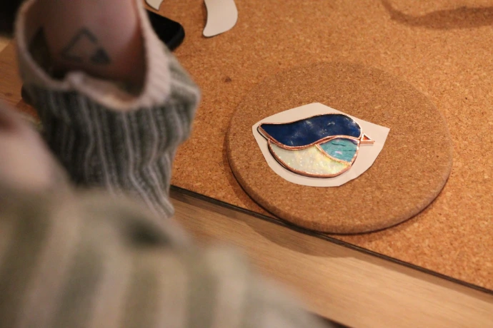 Vitrail Tiffany oiseau serti