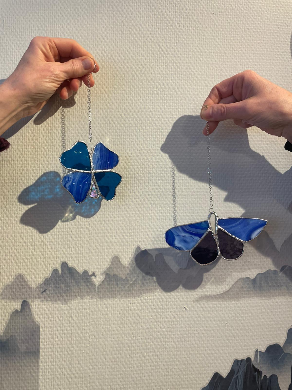 Vitrail Tiffany trèfle et papillon